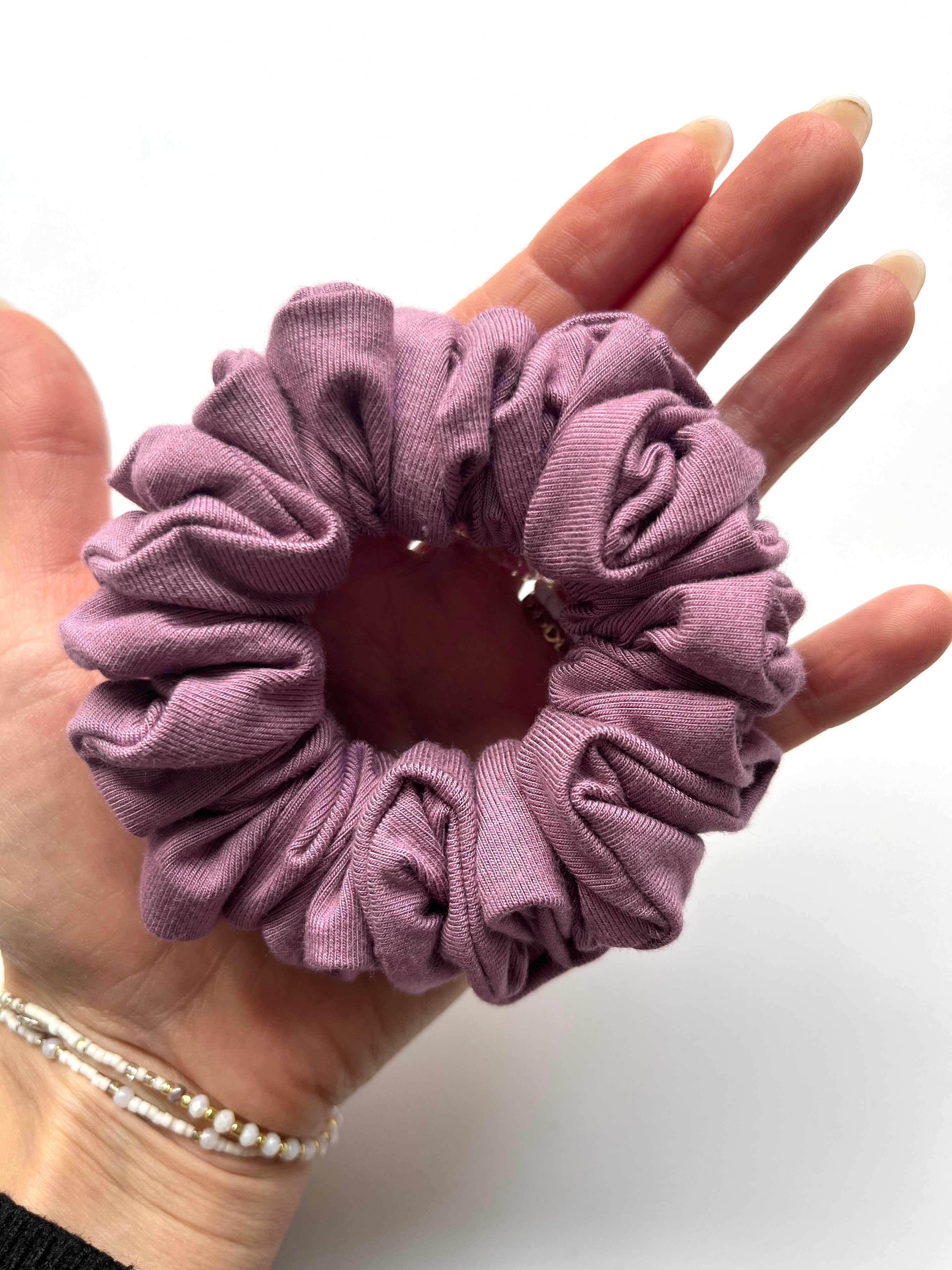 Bambus Scrunchie Altflieder – handgefertigt, weich & dehnbar