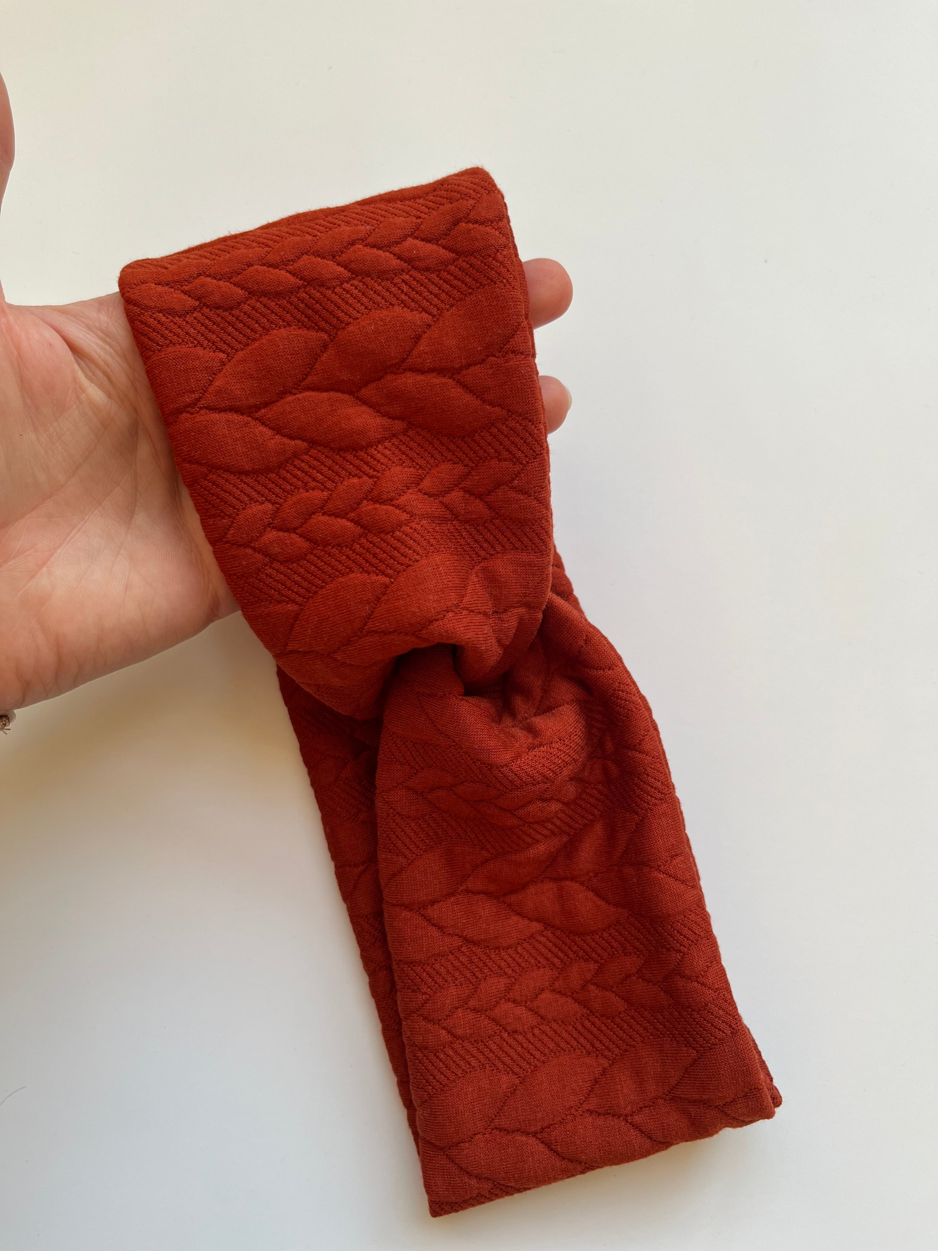 Zopfmuster Stirnband Zimt – handgefertigt, weich & warm