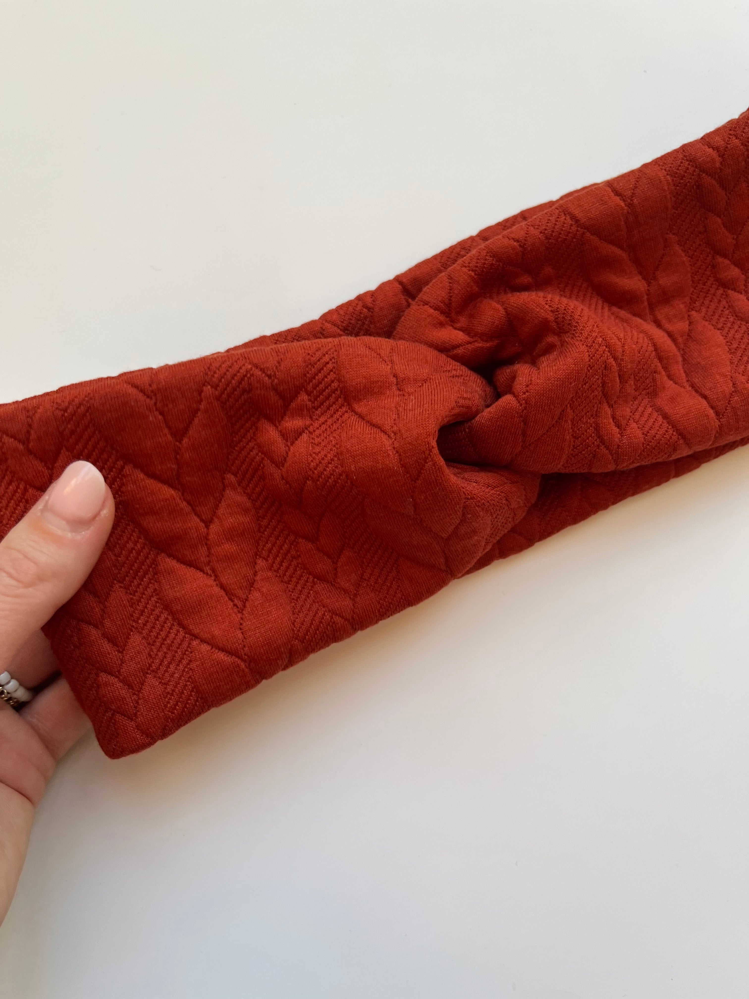 Zopfmuster Stirnband rostrot – handgefertigt, weich & stylisch
