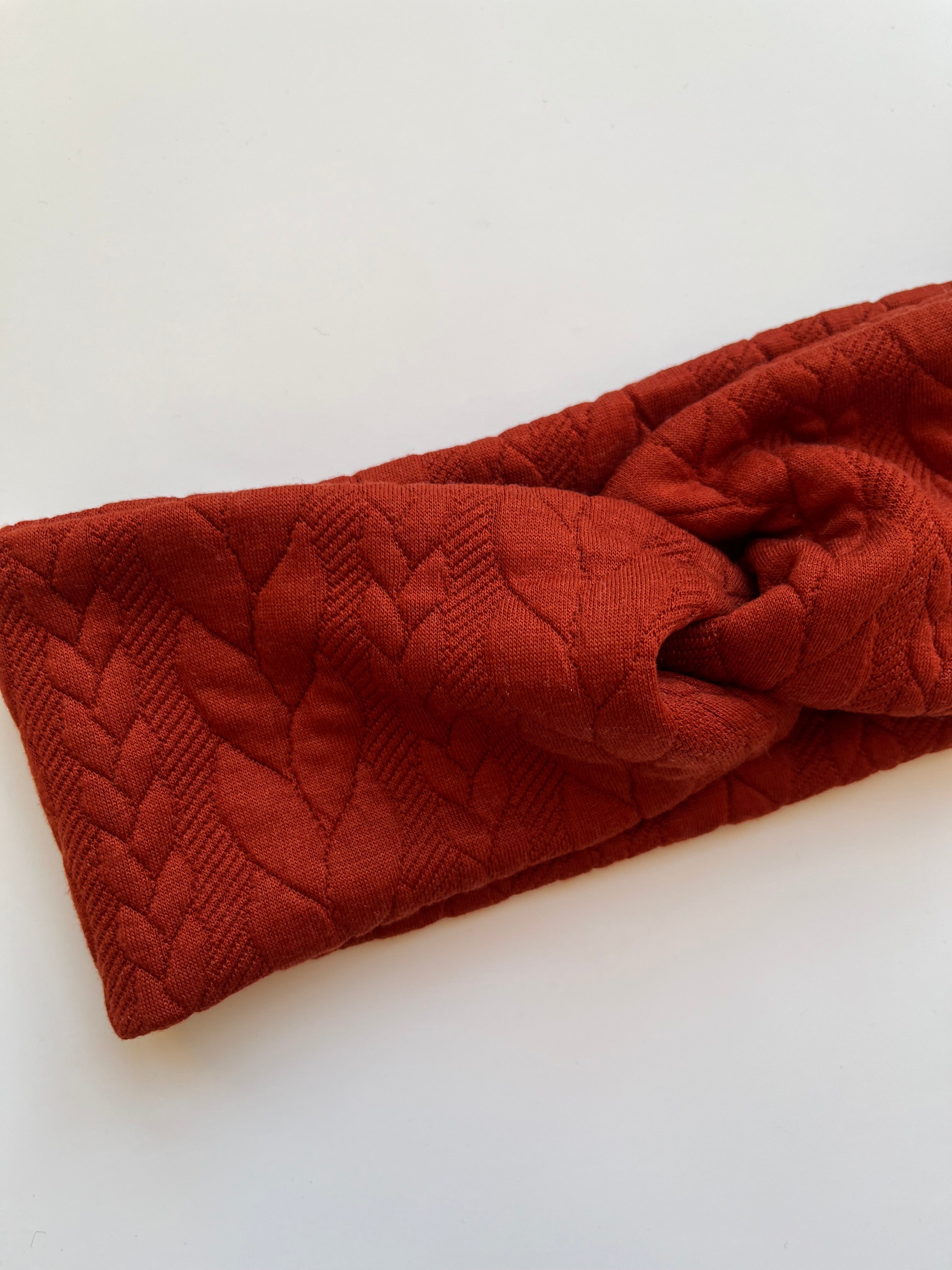 Zopfmuster Stirnband rostrot – handgefertigt, weich & stylisch