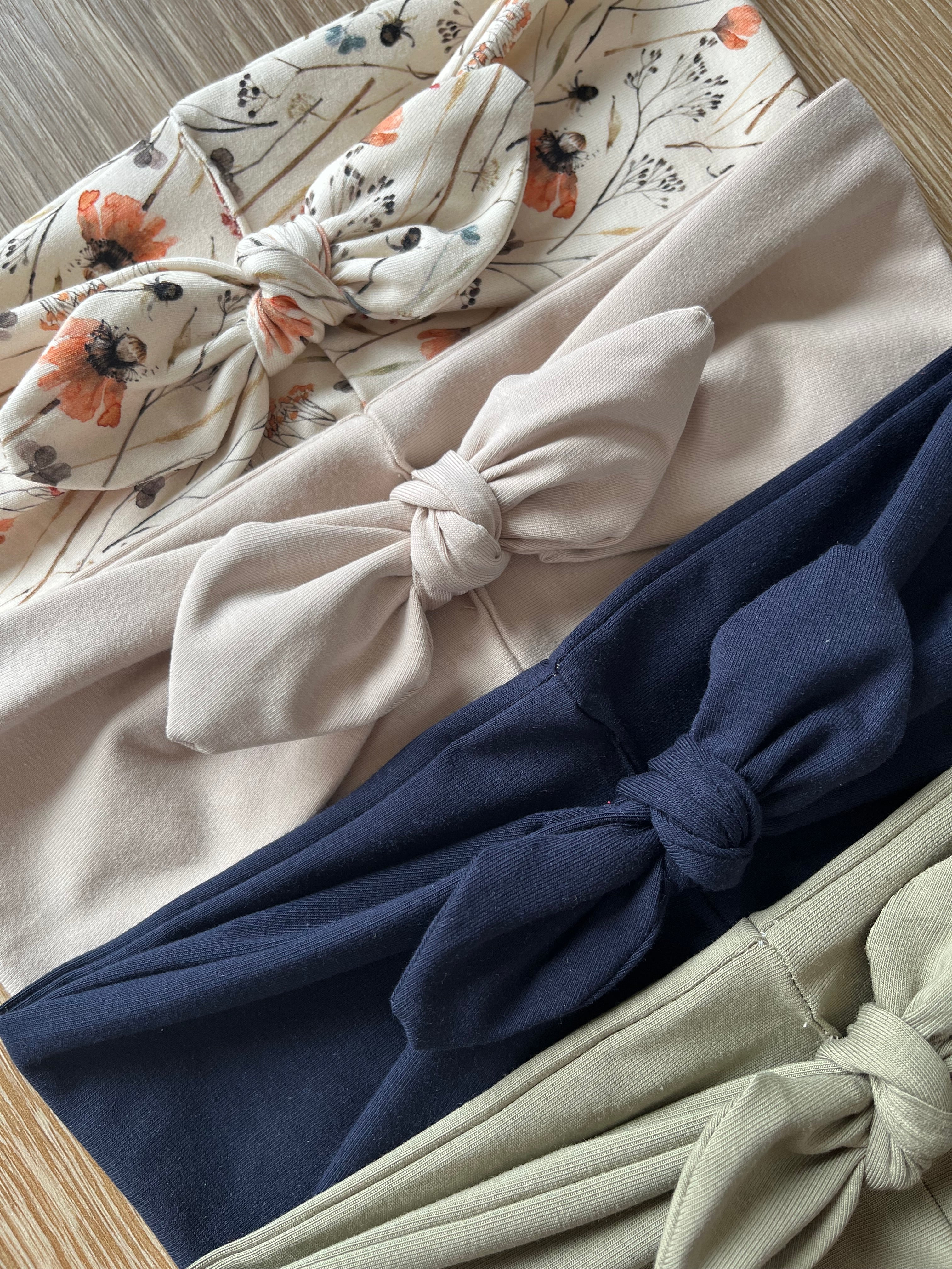 Haarband Lia – doppellagig, abnehmbare Schleife, Uni & Muster, Unisex 🌸✨