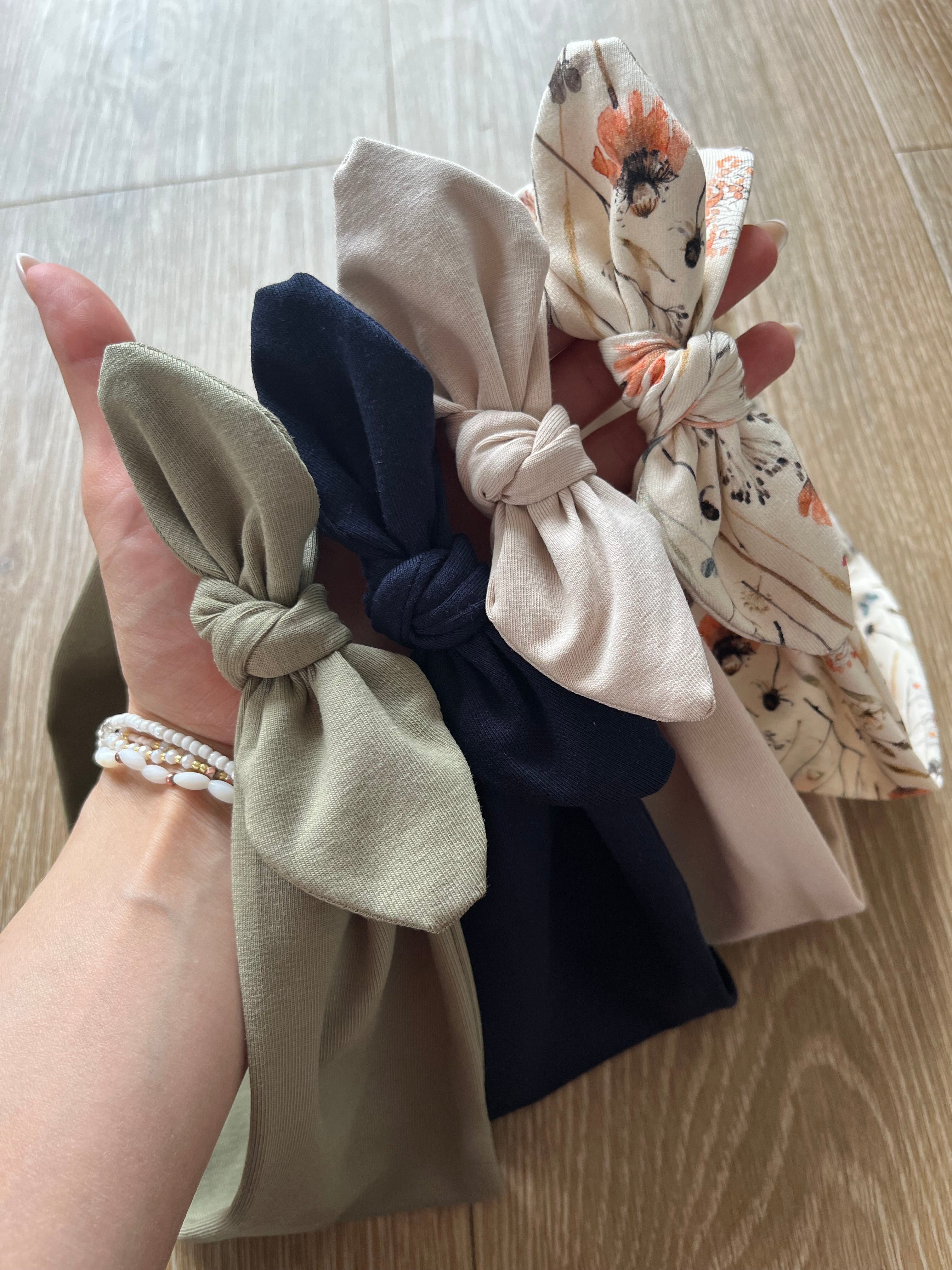 Haarband Lia – doppellagig, abnehmbare Schleife, Uni & Muster, Unisex 🌸✨