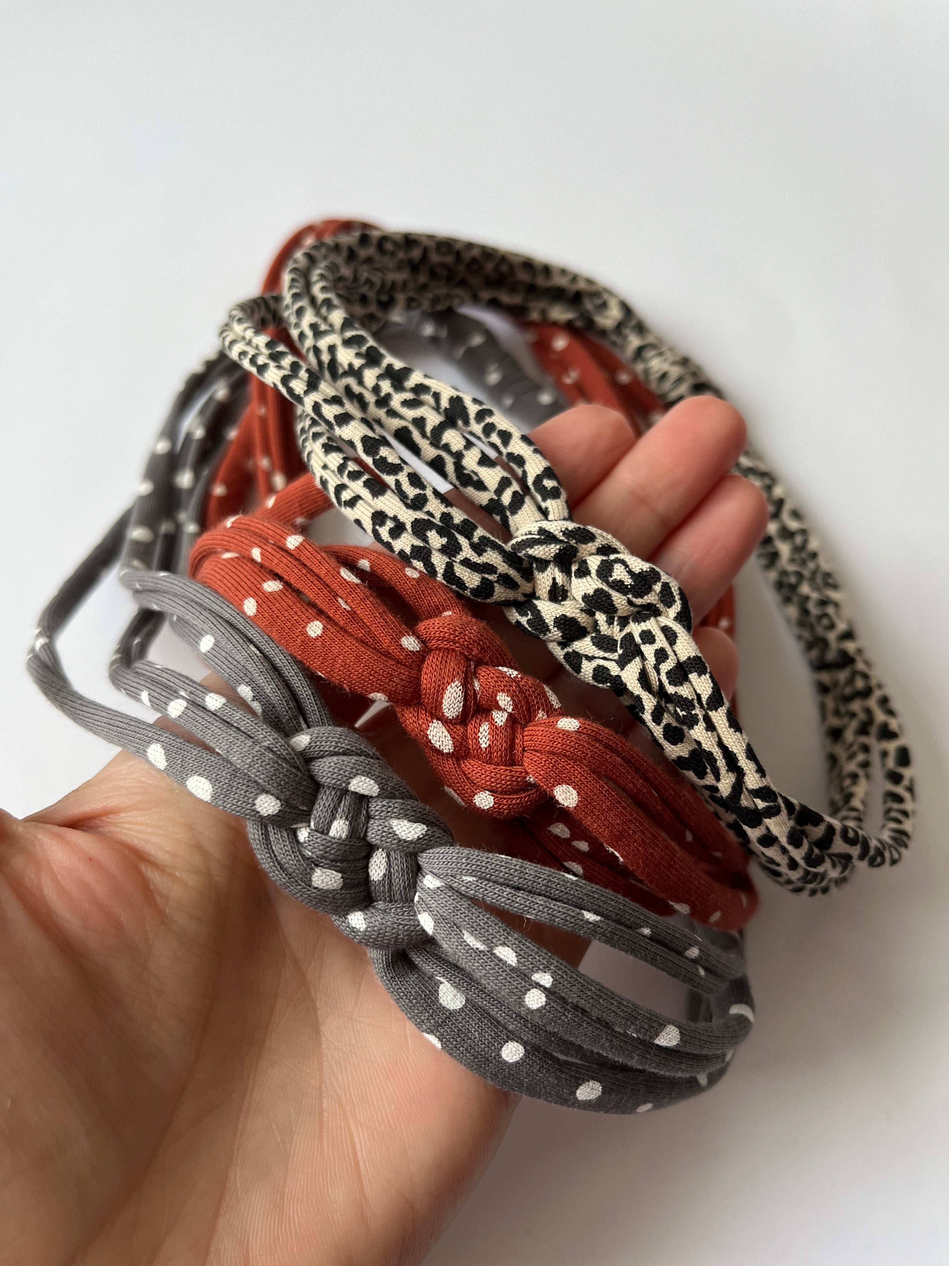 • Handgemachtes Sailor Knoten Haarband aus Baumwolljersey – Leo-Muster
• Dehnbares Sailor Haarband – Grau Punkte – rutschfest & bequem
• Sailor Haarband – Baumwolle Elasthan – perfekt für Sport und Alltag