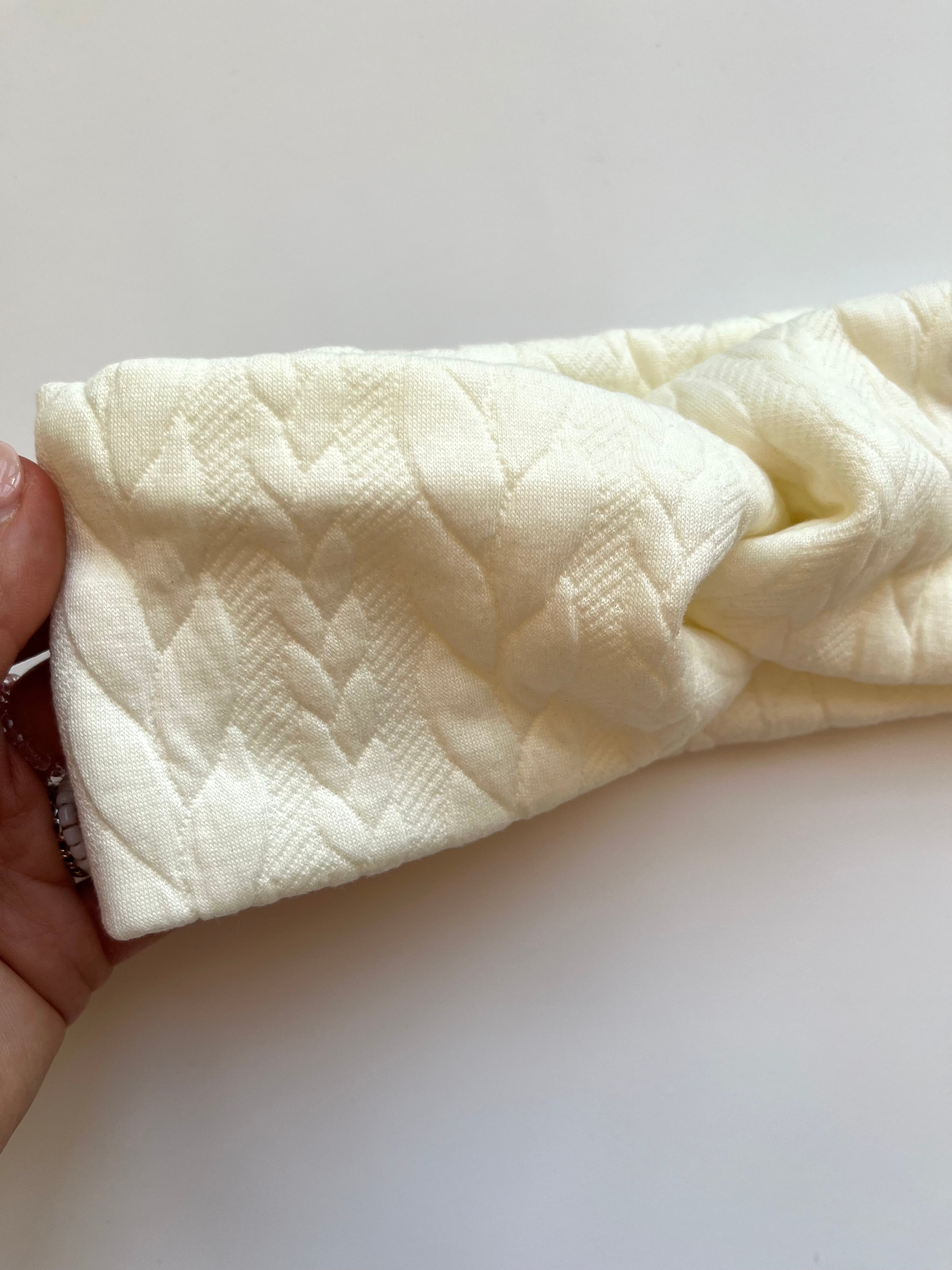 Zopfmuster Stirnband Creme – handgemacht, weich & stylisch