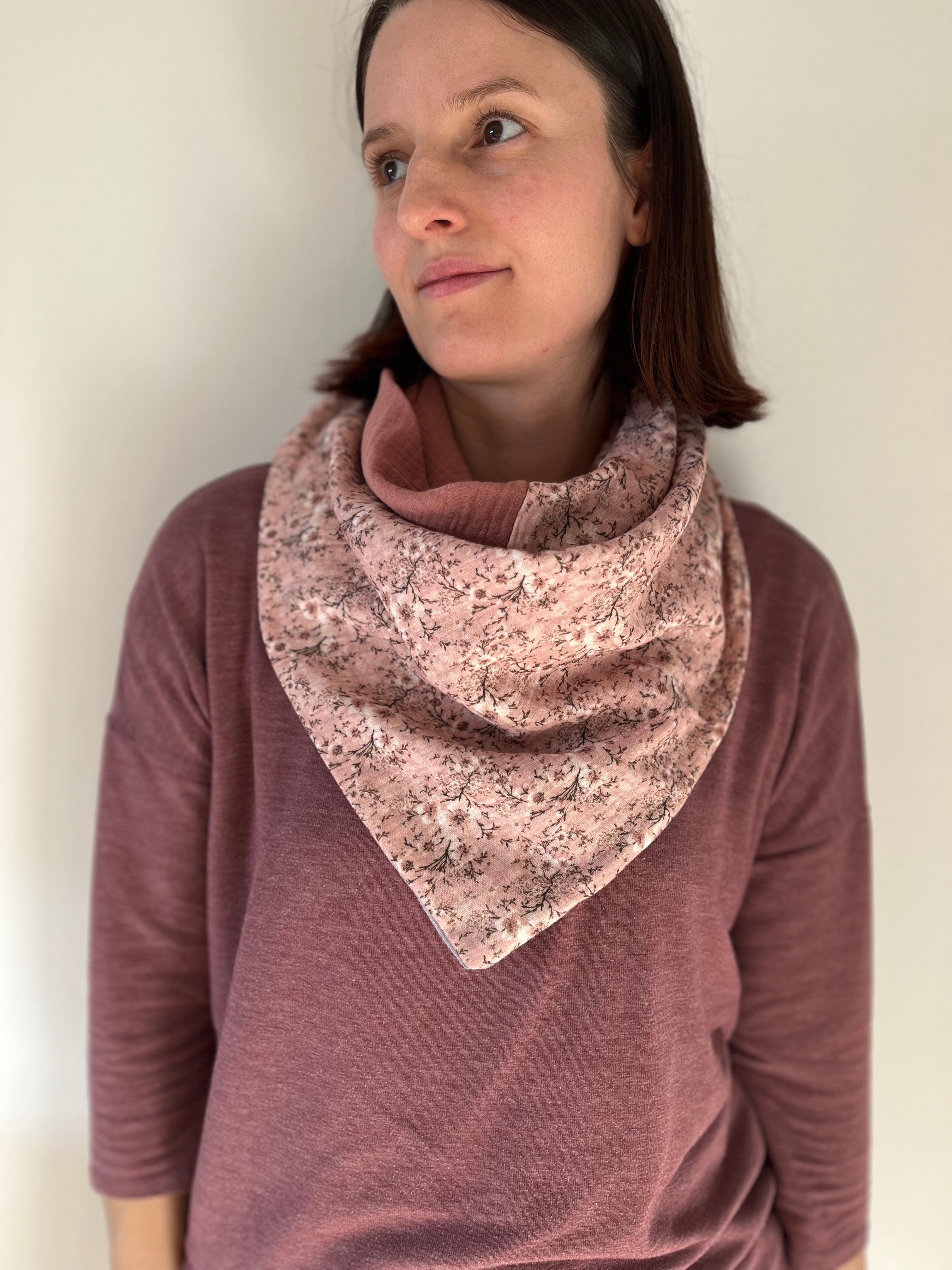 Signatur Musselin Halstuch „Rosa Blüte“ – weich, leicht & handgefertigt