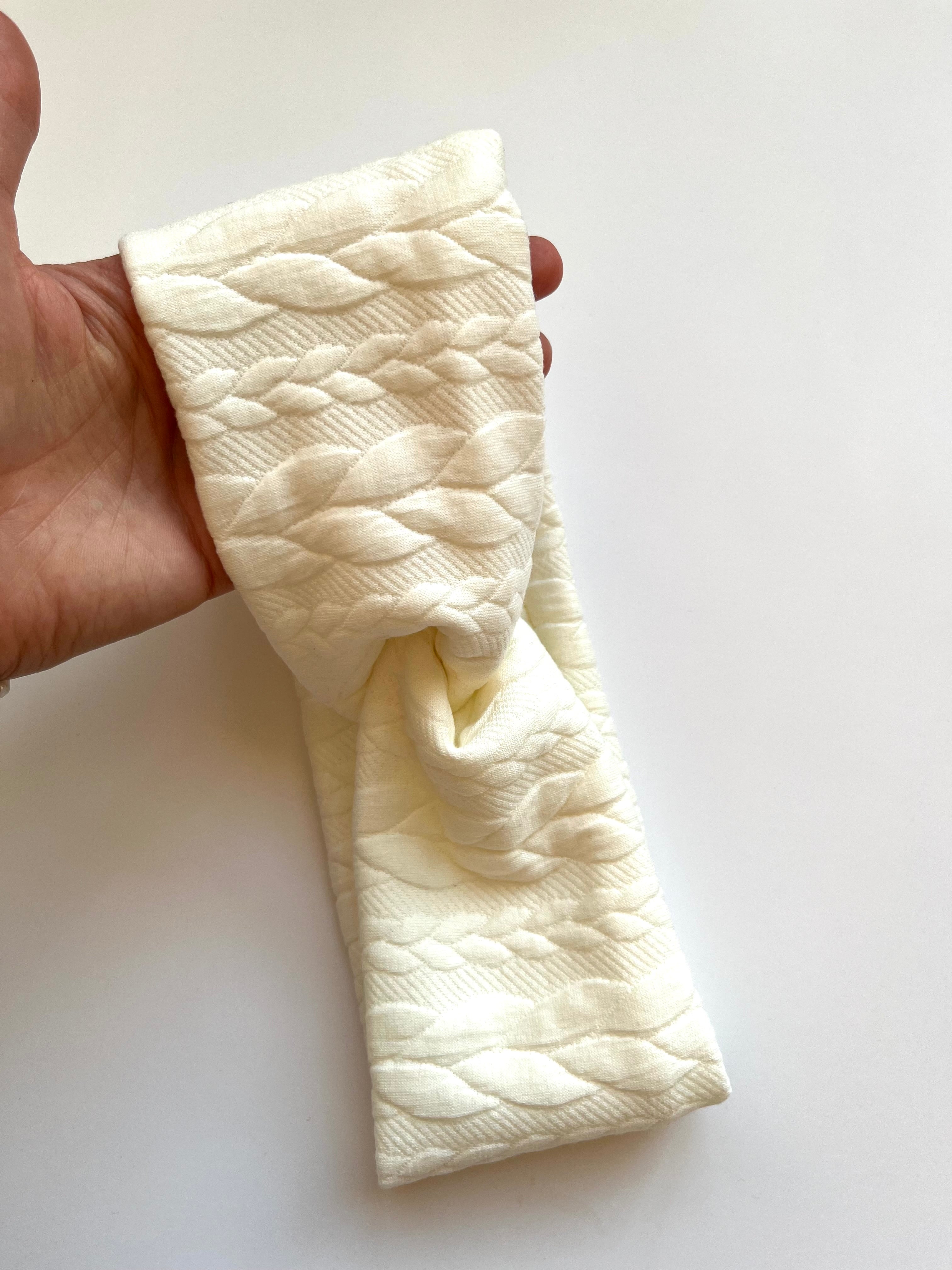 Zopfmuster Stirnband Creme – handgefertigt, weich, warm, 100% Baumwoll‑Jersey