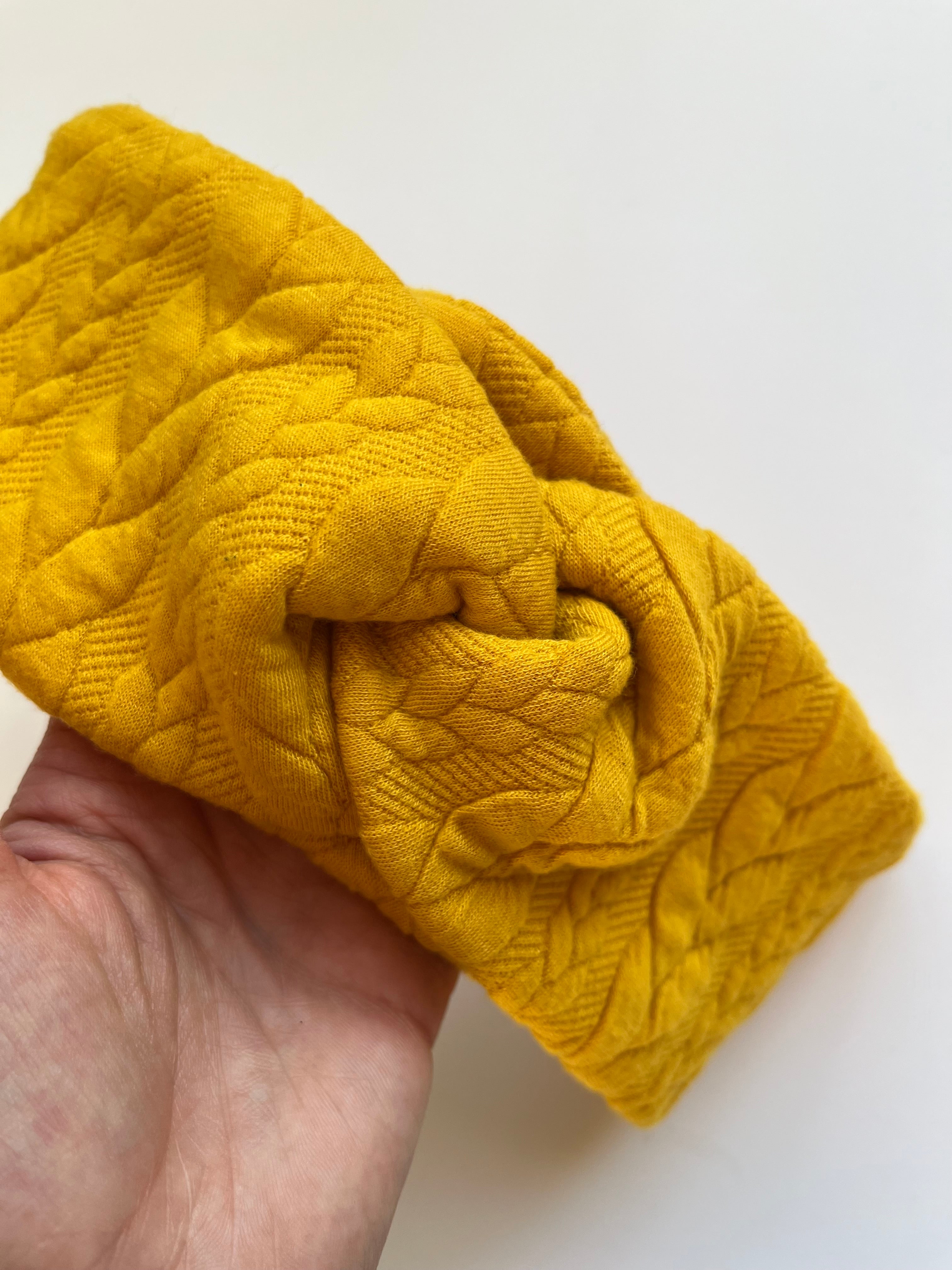 Zopfmuster Stirnband Gelb – handgefertigt, weich & stylisch