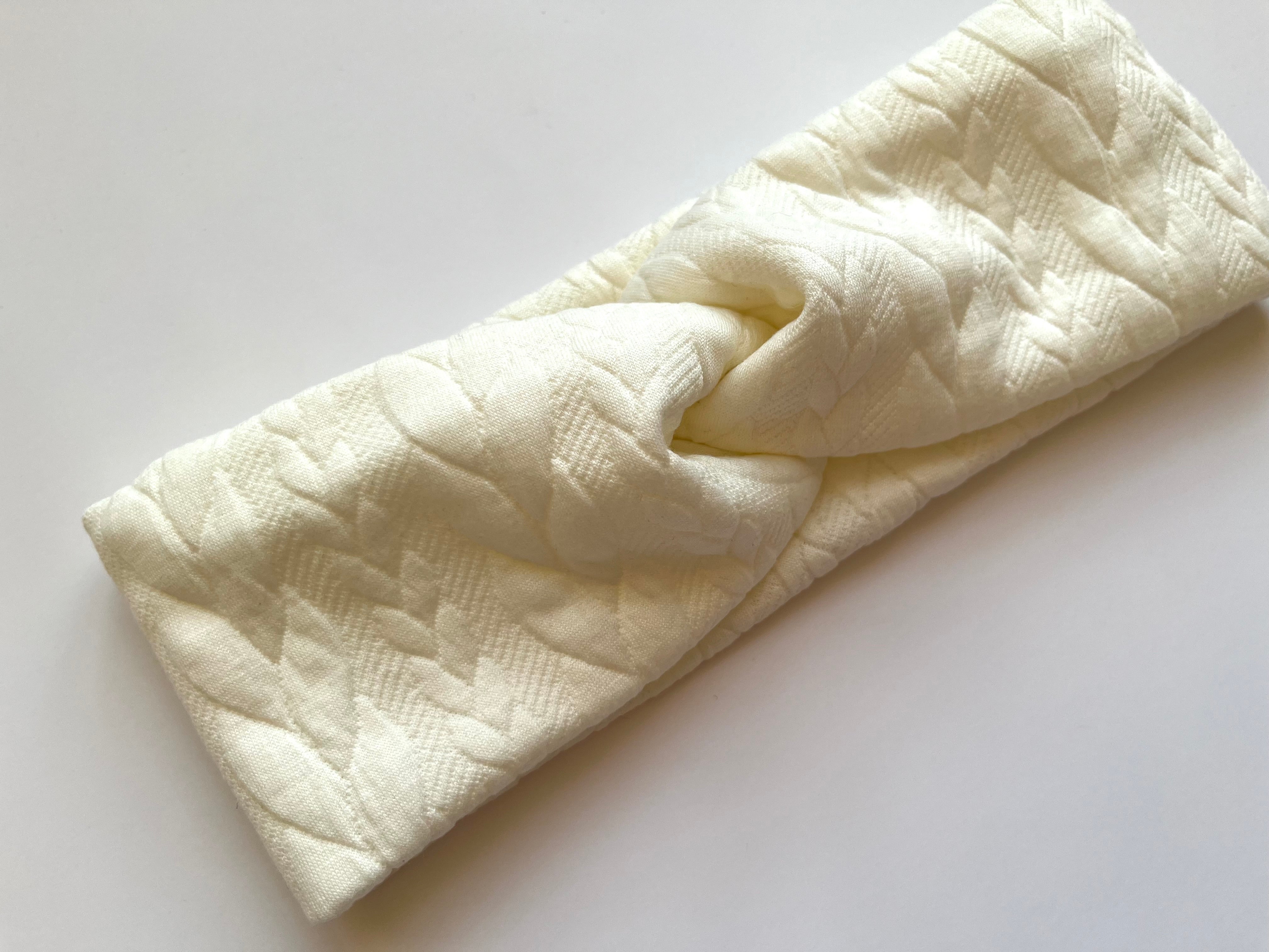 Zopfmuster Stirnband Creme – handgemacht, weich & stylisch